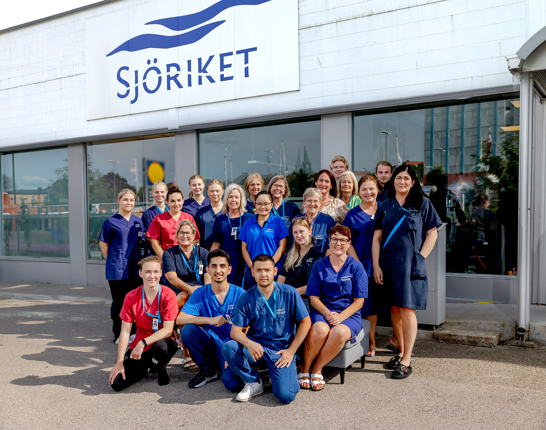 Gruppbild på Sjörikets personal framför entrén