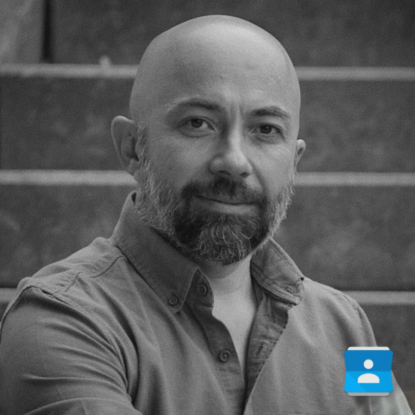 Jahja Alkhatib, founder and director of Synas Media, behind a cinema camera