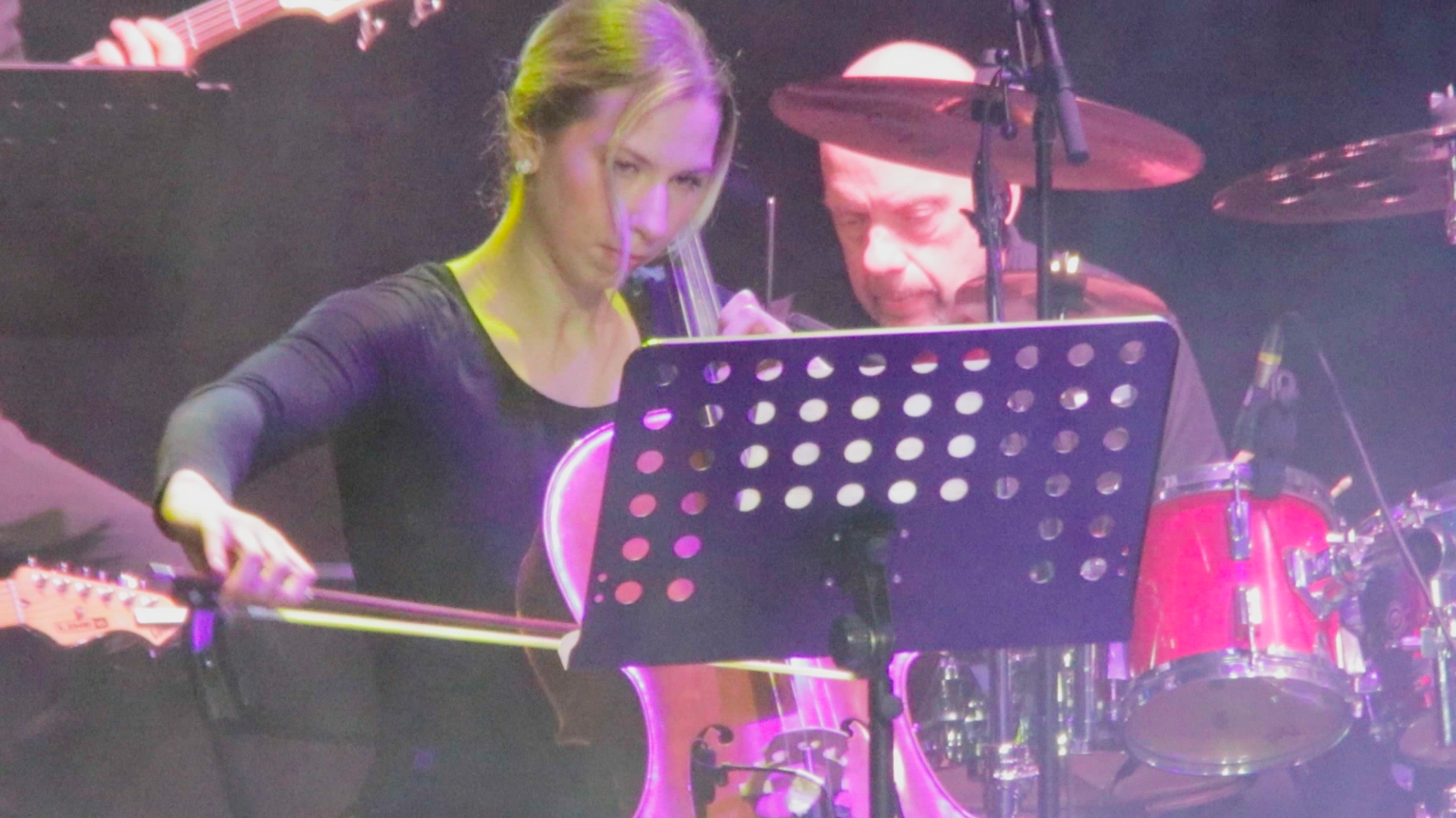 Cellist och trummis i orkestern under föreställningen