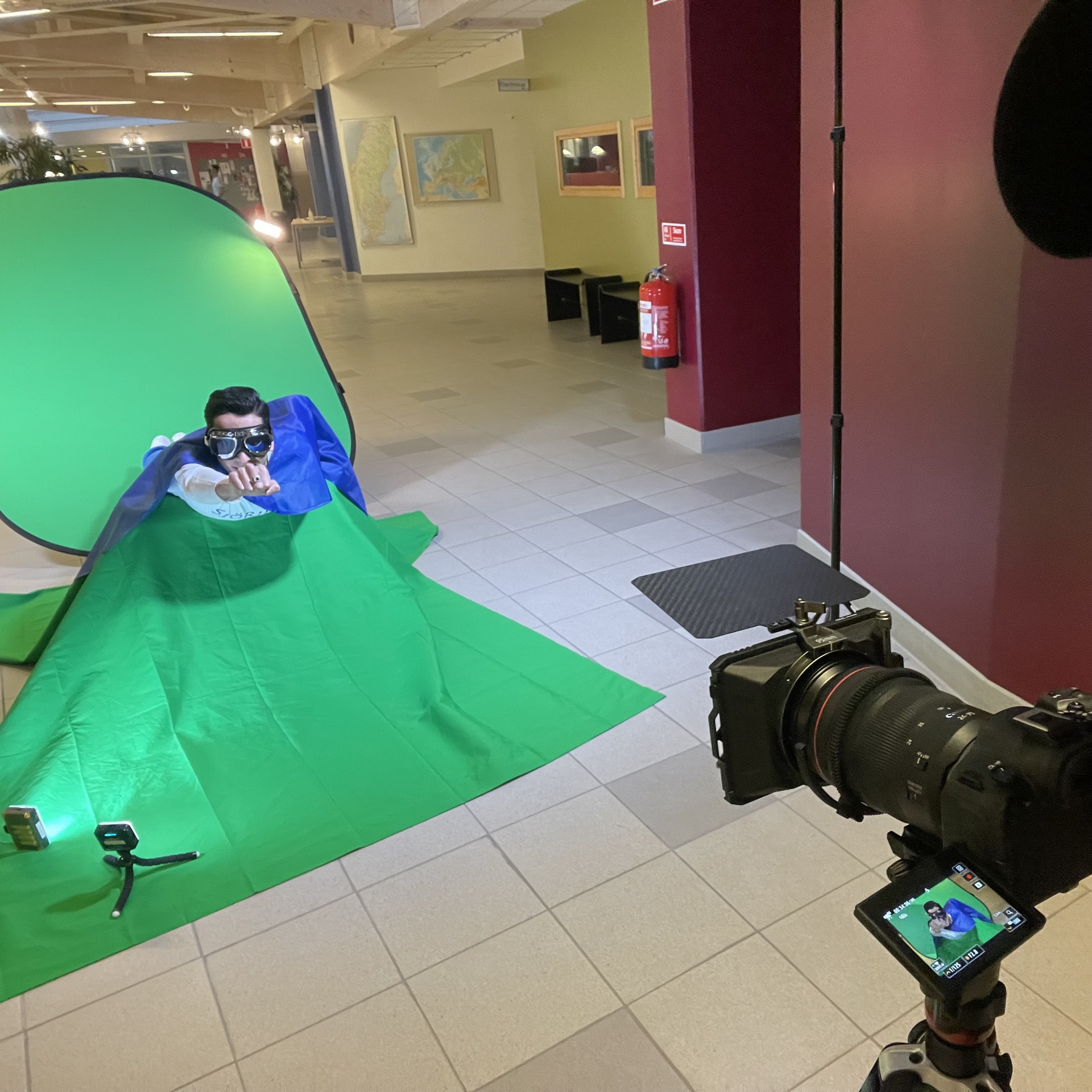 Bakom kulisserna: en flygscen spelas in mot greenscreen under arbetet med Sjörikets filmer.